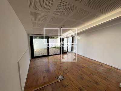 Inmueble en Calle Font Vella    bajos, Barcelona